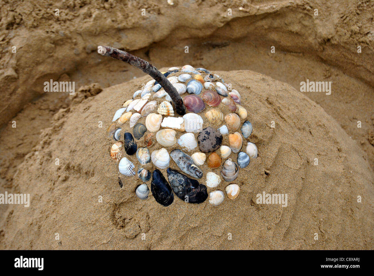La spiaggia dei bambini giocattoli - Benne, spade e la pala sulla sabbia in una giornata di sole Foto Stock