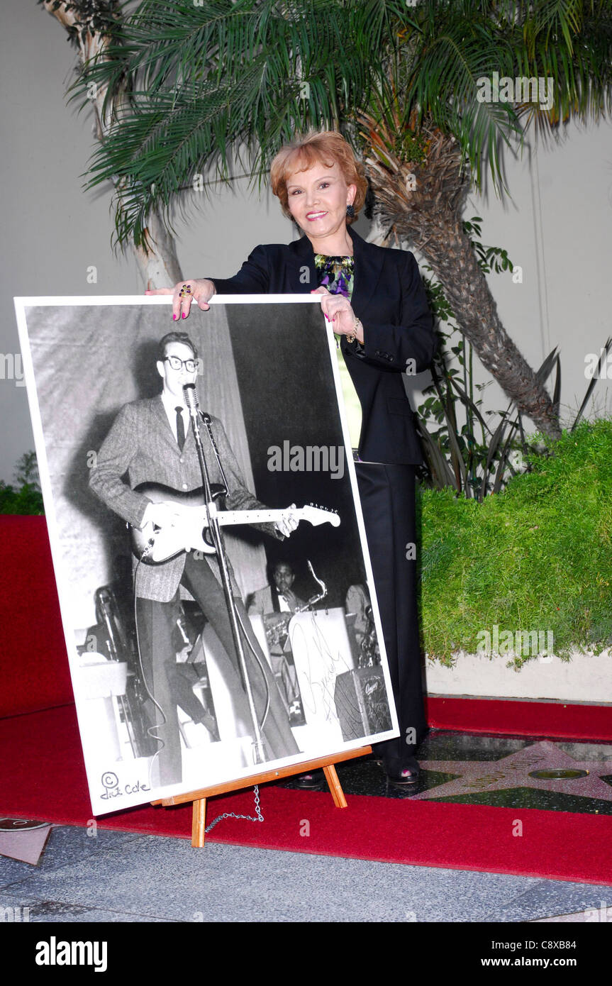 Maria Elena Holly (con foto di Buddy Holly) alla cerimonia di induzione per la stella sulla Hollywood Walk of Fame per cerimonia Foto Stock