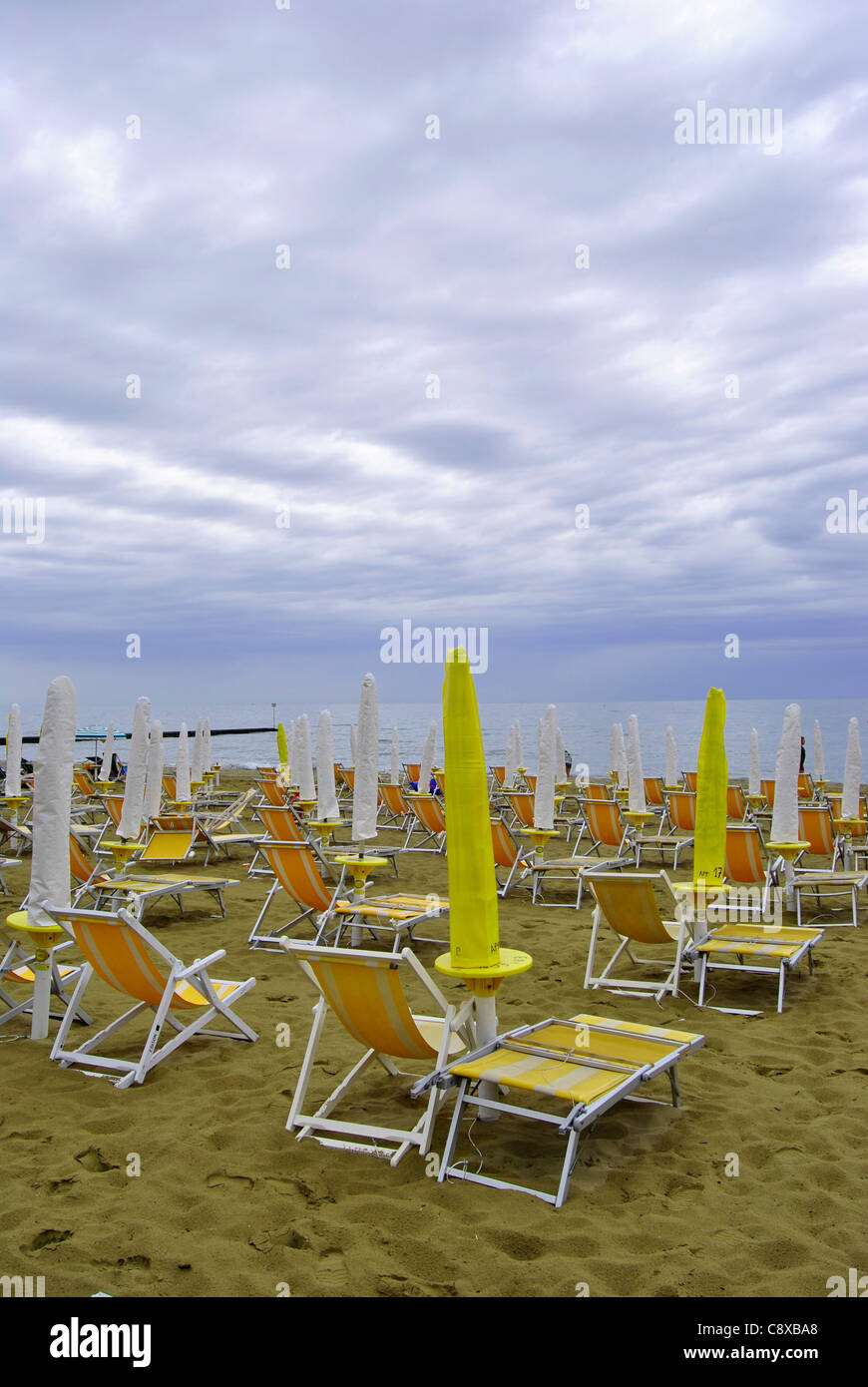 Ombrelloni sulla spiaggia in Italia Foto Stock