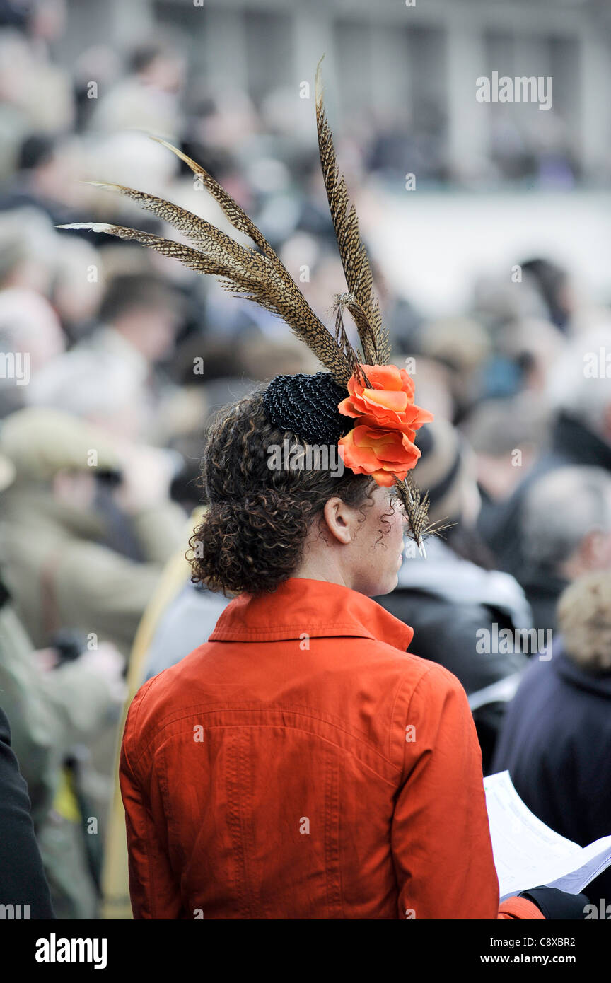 Donna che indossa un cappello con piume a Cheltenham Horse Racing Foto Stock