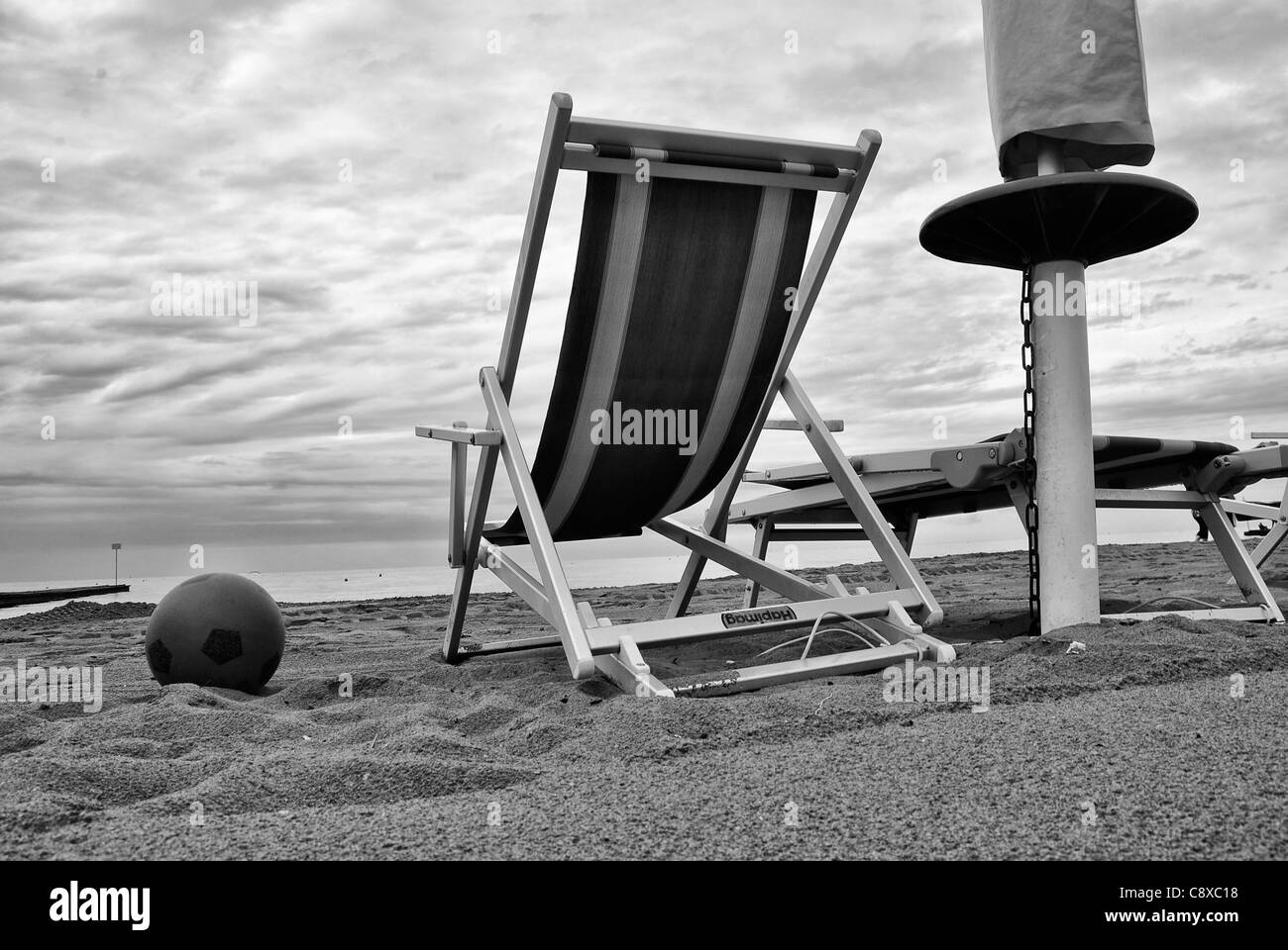 Ombrelloni sulla spiaggia in Italia Foto Stock