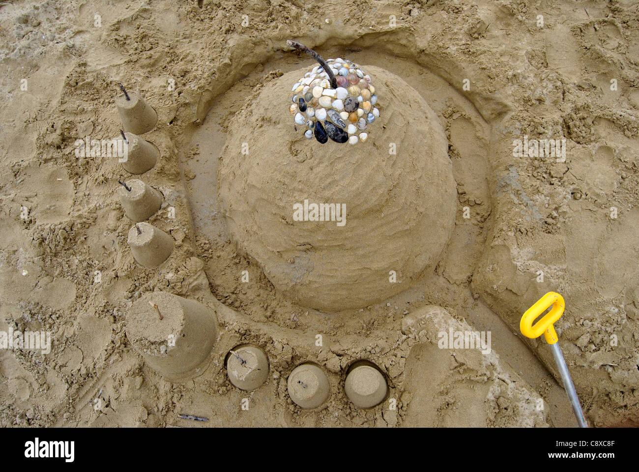 La spiaggia dei bambini giocattoli - Benne, spade e la pala sulla sabbia in una giornata di sole Foto Stock