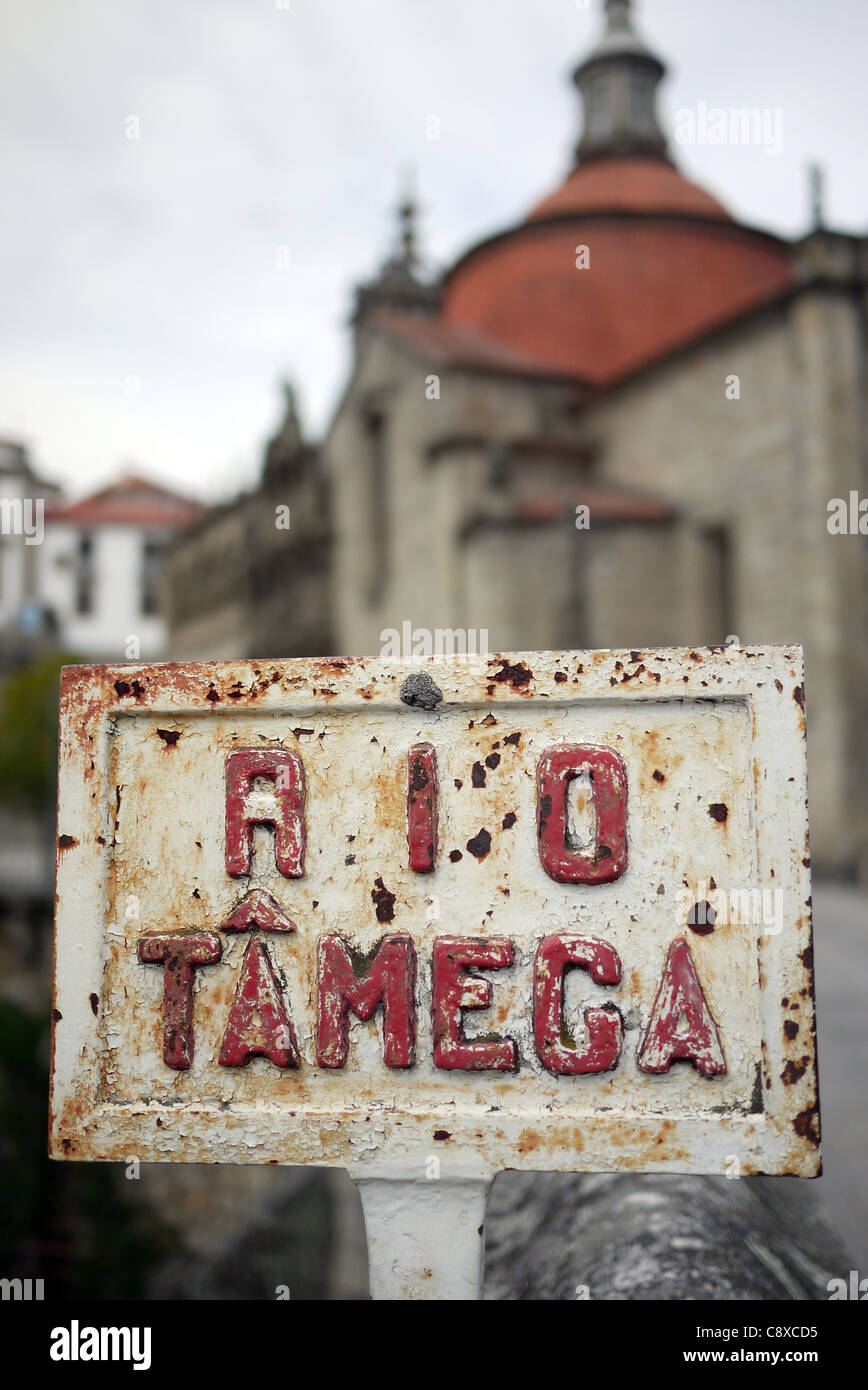 Una ghisa, rosso e bianco, "Rio Tâmega', (fiume Tâmega), il segno sul ponte vecchio di Ponte de São Gonçalo, in Amarante, Portogallo. Foto Stock