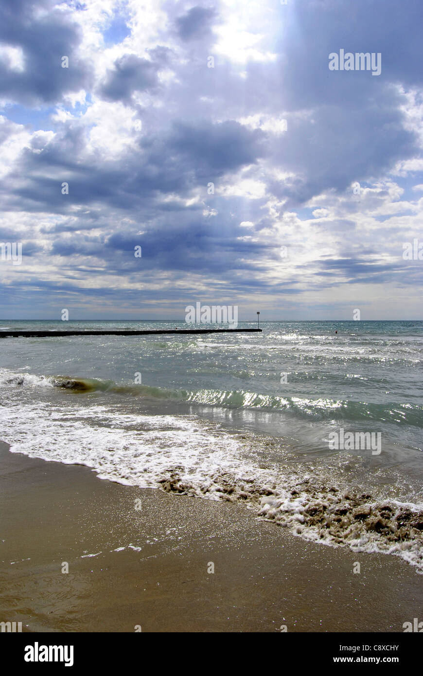 Particolare della spiaggia, acqua e piccole pietre in estate Foto Stock
