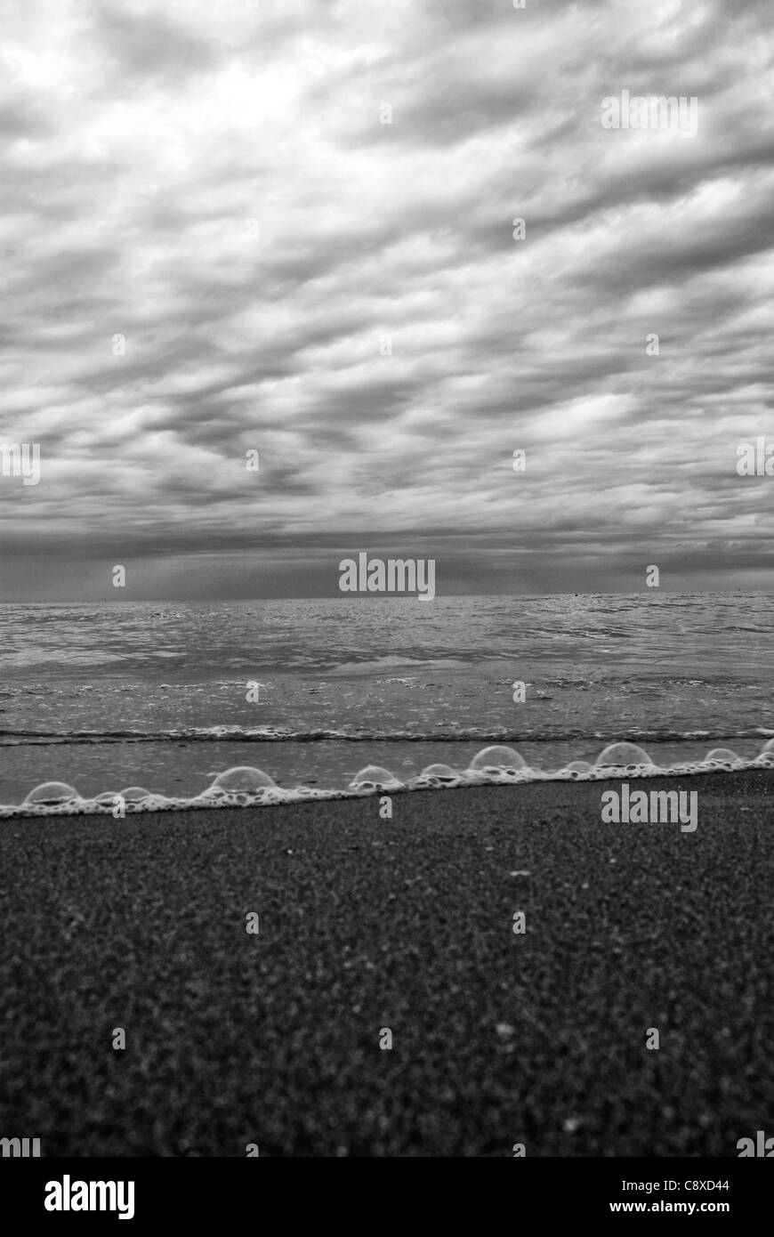 Onda morbida di mare sulla spiaggia di sabbia Foto Stock