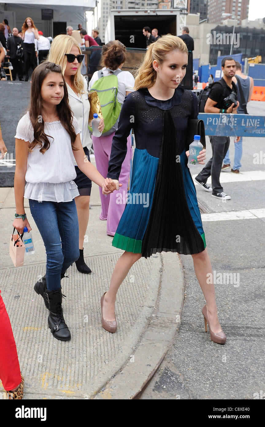 Grazia Roberts Emma Roberts lasciareMercedes-Benz Fashion Week Lincoln Center fuori circa CANDIDS CELEBRITY - SAT New York NY Foto Stock