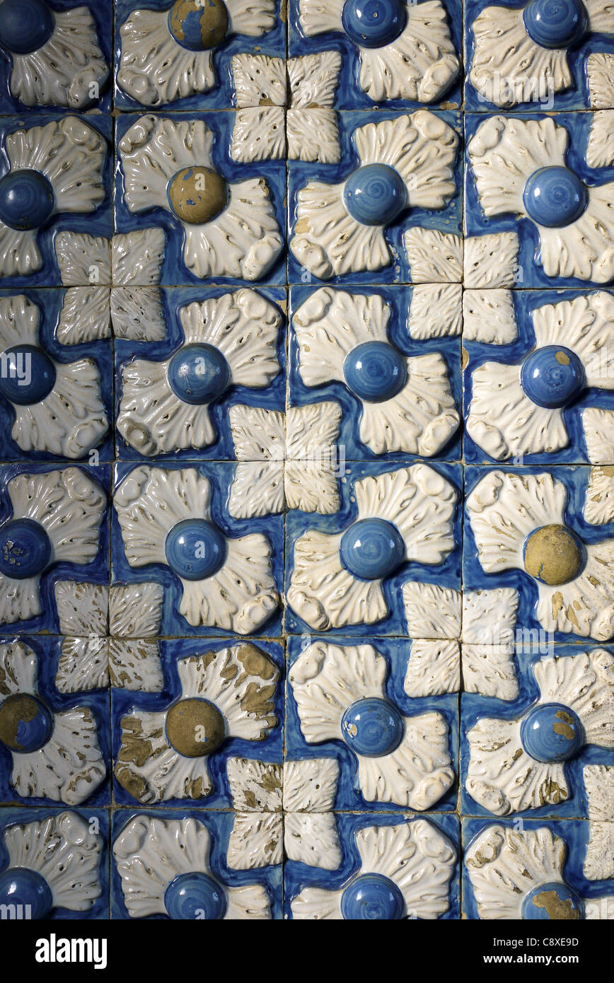 Leaf design Piastrelle dipinte (azulejos) sulle pareti esterne del famoso Pena Palazzo Nazionale di Sintra, Portogallo. Foto Stock