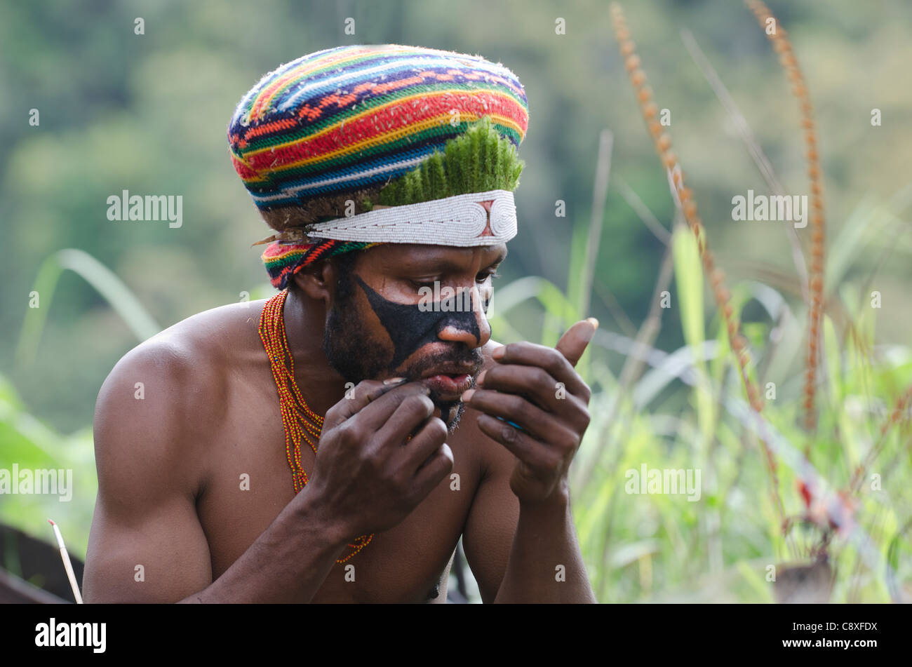Western Montanari per preparare a cantare-cantare a Paiya mostrano nelle Highlands occidentali vicino a Mt Hagen Papua Nuova Guinea Foto Stock