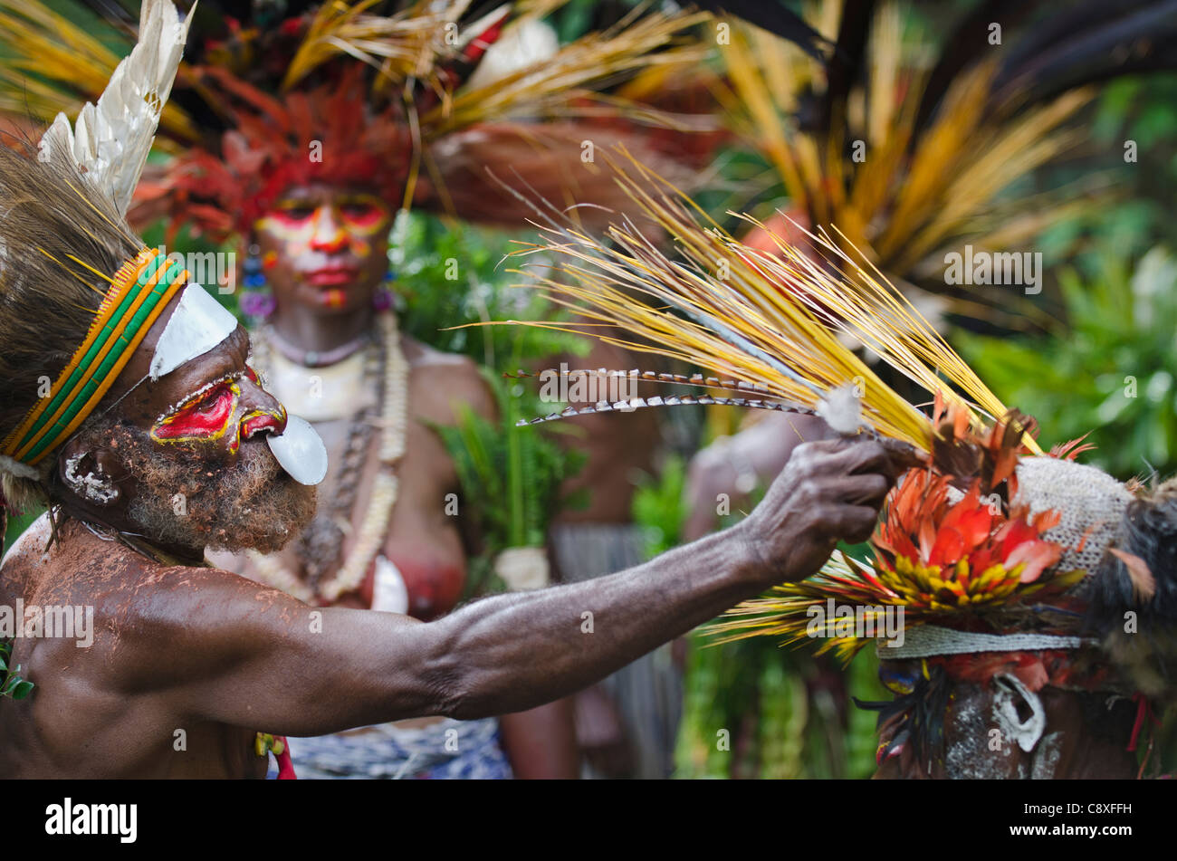 Tribù Juiwika da Altipiani occidentali a cantare-cantare a Paiya mostrano nelle Highlands Occidentali Papua Nuova Guinea Foto Stock