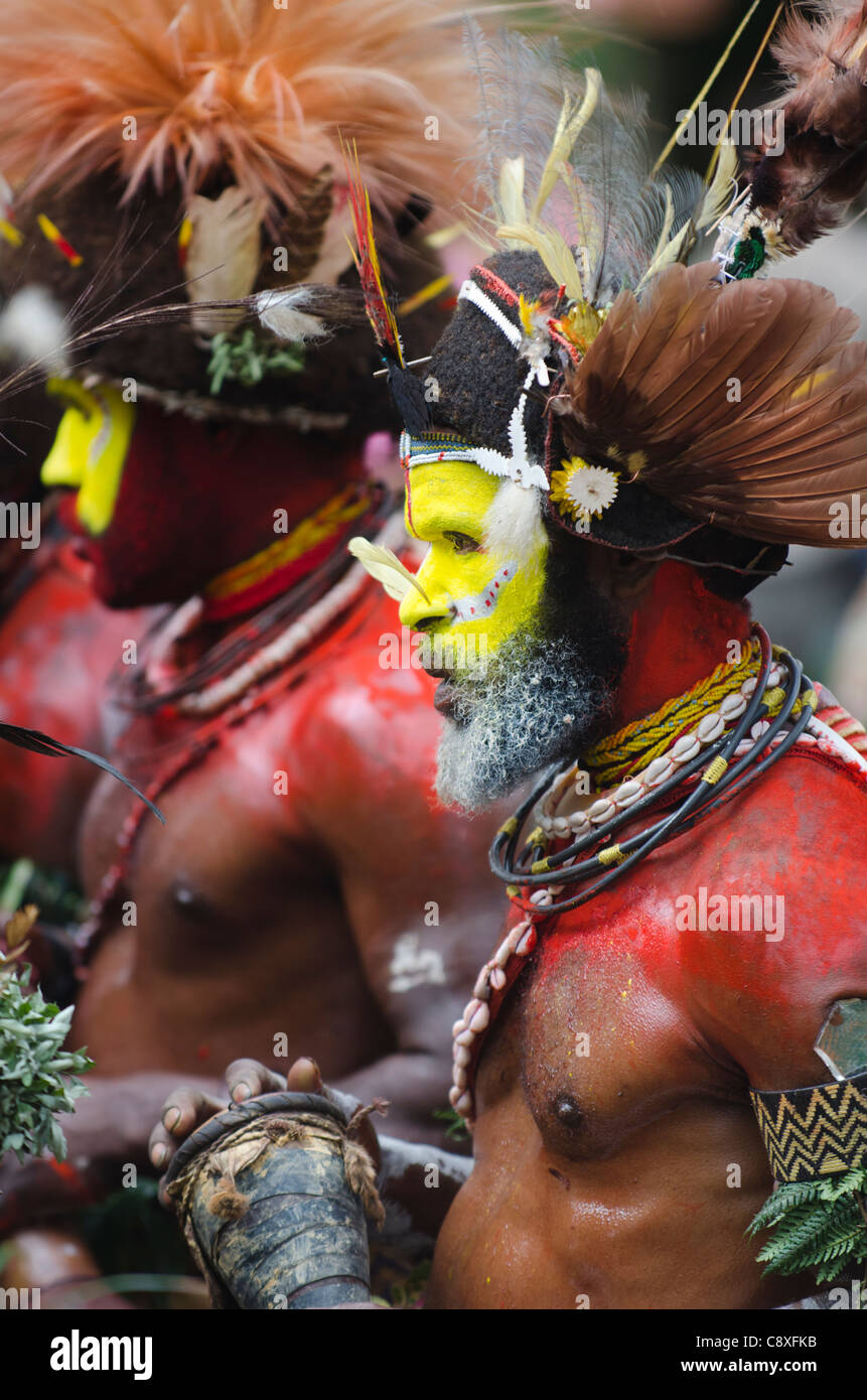 Huli Wigmen dreseed nel cerimoniale abiti di testa di uccello del paradiso piume e facce dipinte per cantare-sing Tari Valley Southern Foto Stock
