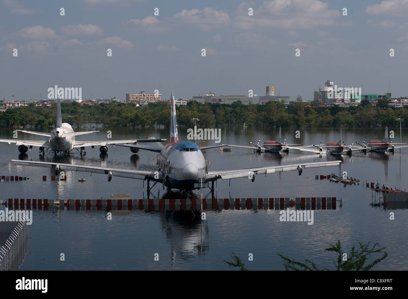 Gli aerei sulla pista inondata. Don Mueang Airport, Bangkok, Thailandia Mercoledì, 2 novembre 2011. Thailandia sta vivendo la sua peggiore inondazione in più di cinquant'anni. Linea di credito: Kraig Lieb / Alamy Live News. Foto Stock