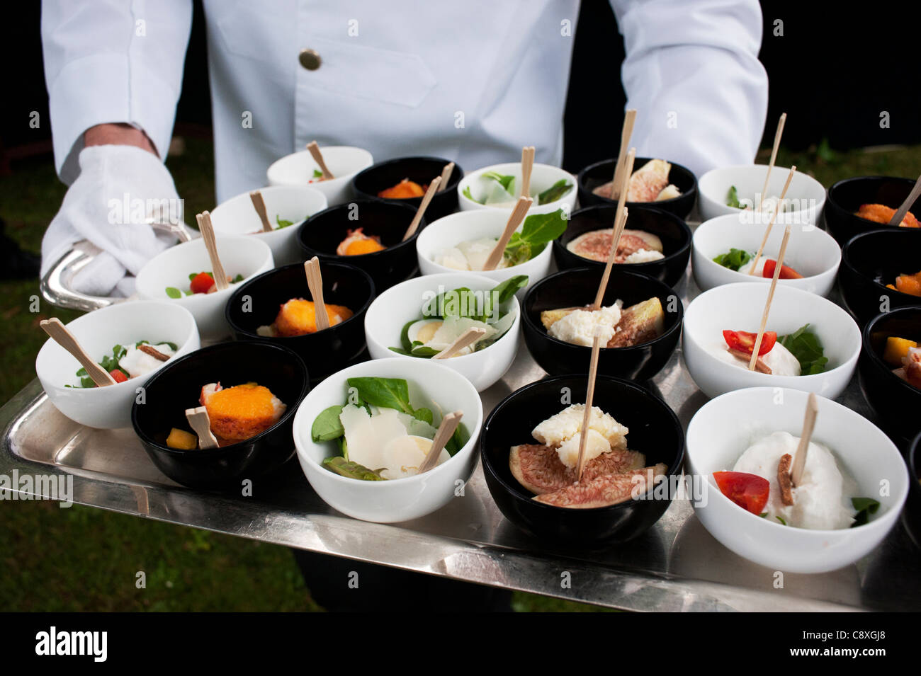 Cameriere con italiani di finger food Foto Stock