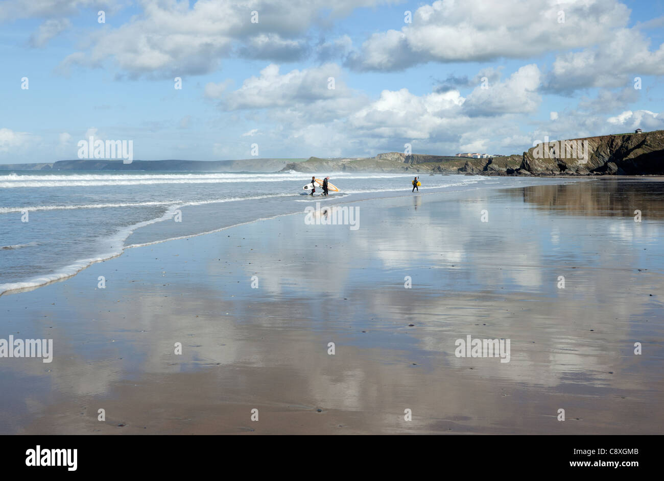 Il Cloud riflessioni sulla Great Western e Tolcarne beach in Newquay Cornwall, Regno Unito. Foto Stock