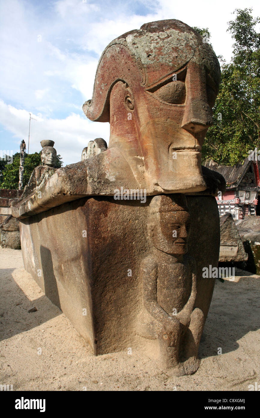 Re Ompu Ni Ujung Barita Sidabutar il sarcofago, isola di Samosir, Sumatra Foto Stock