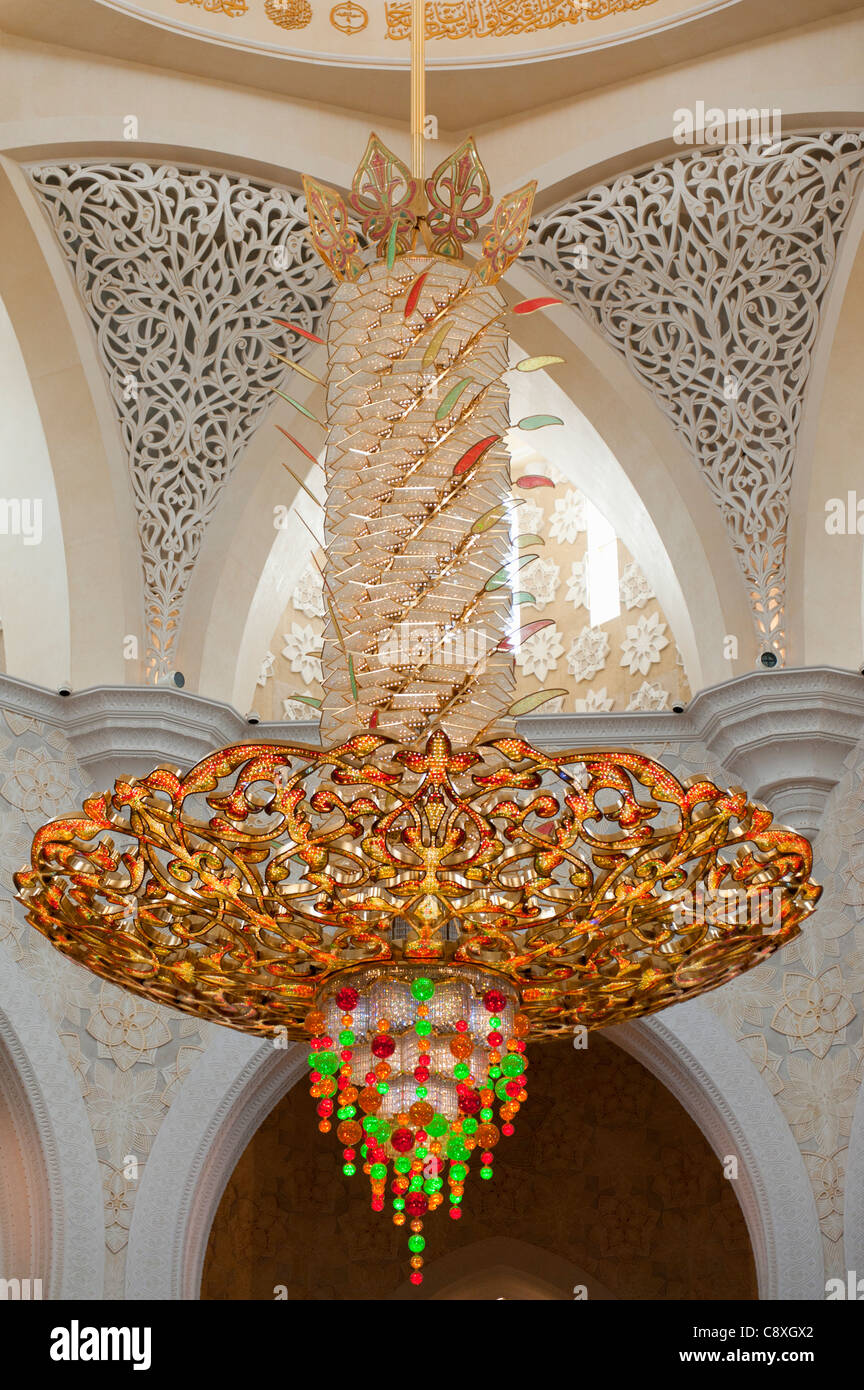 Lampadario ornato in Moschea Sheikh Zayed di Abu Dhabi , Emirati Arabi Uniti, Emirati arabi uniti Foto Stock