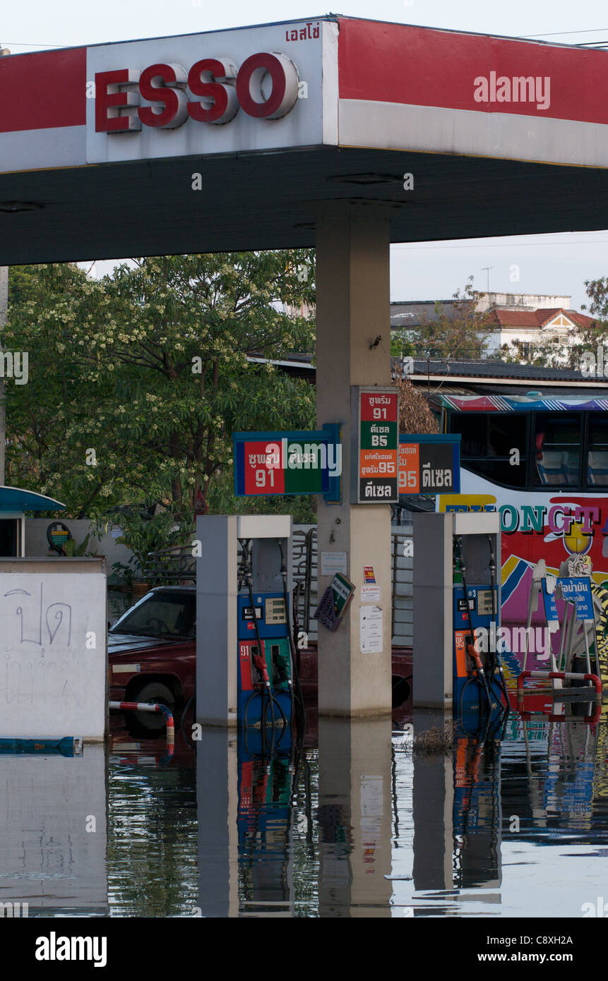 ESSO inondate dalla stazione di Rangsit, un sobborgo a nord di Bangkok, Tailandia. Mercoledì, 2 novembre 2011. Thailandia sta vivendo la sua peggiore inondazione in più di cinquant'anni. Credito: Kraig Lieb Foto Stock