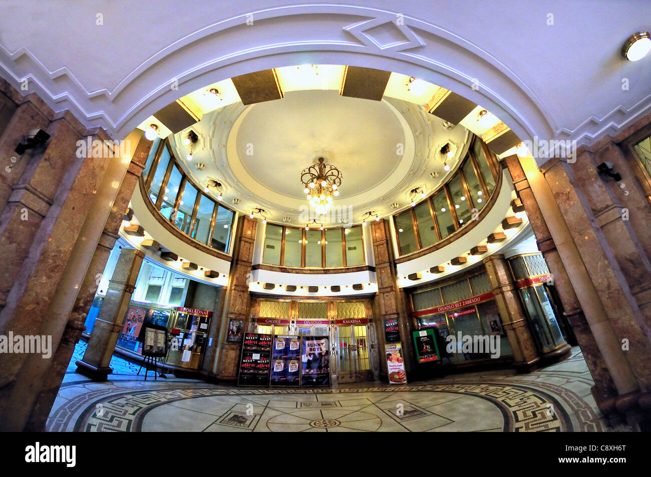 Praga, Repubblica Ceca. Adria Palace / Palac Adria (1923-25) su Narodni. Arcade Foto Stock