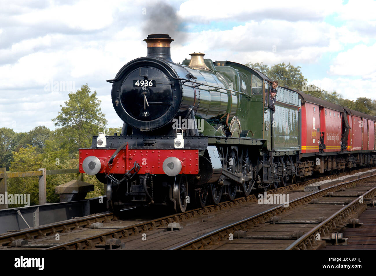 Treno a vapore tirando il Royal Mail carrelli Foto Stock