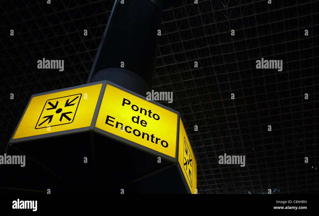 Un segno per il punto di incontro ,"Ponto de Encontro", nella sala partenze a Lisbona aeroporto Portela, Portogallo. Foto Stock