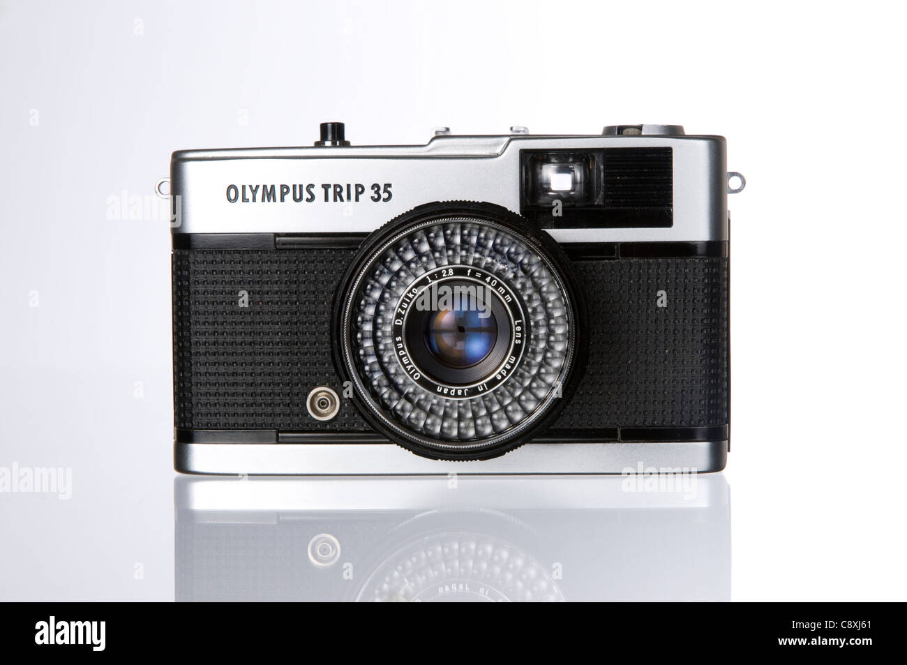 A partire dagli anni settanta Olympus Trip 35mm Fotocamera, fotografare in uno studio con sfondo bianco. Foto Stock