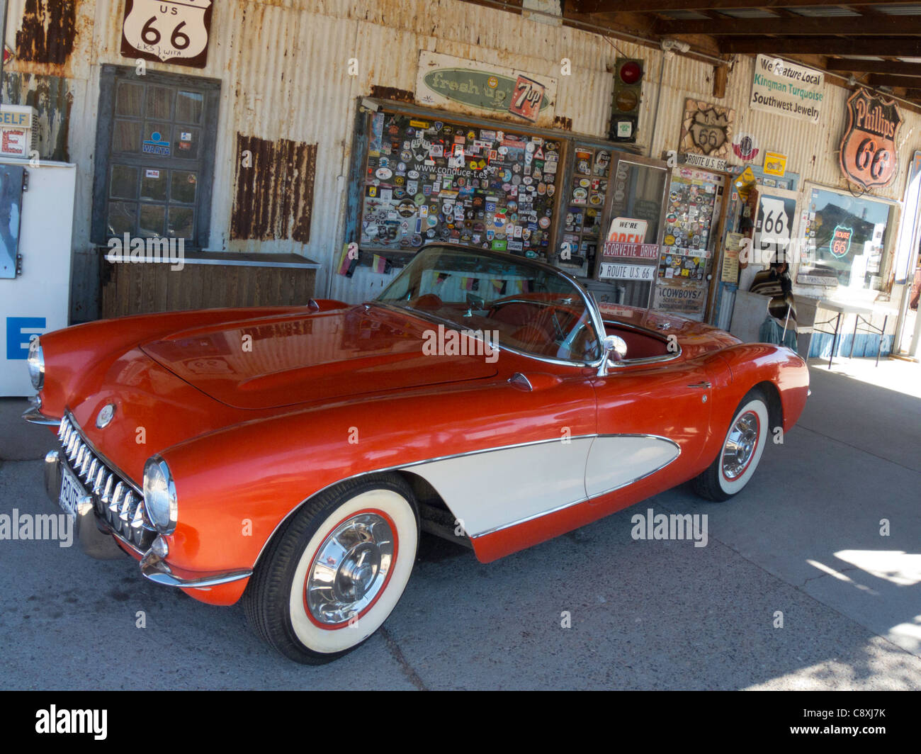 Vintage Corvette alla Hackberry General Store sulla vecchia strada 66, Hackberry, Arizona Foto Stock