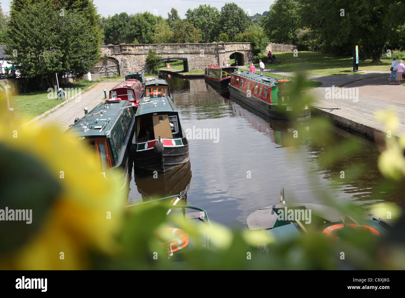 Villaggio di Trevor, Galles. Vista pittoresca su una chiatta ormeggiata in Trevor Bacino del canale. Foto Stock