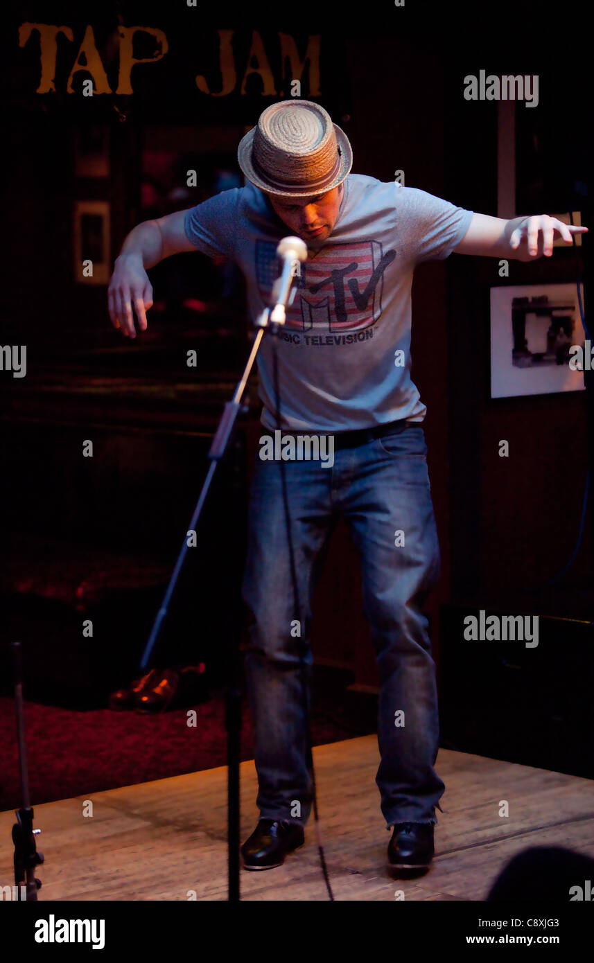 Ballerino di tap che si esibisce al Ronnie Scott's di Londra, Inghilterra, Regno Unito. Foto Stock