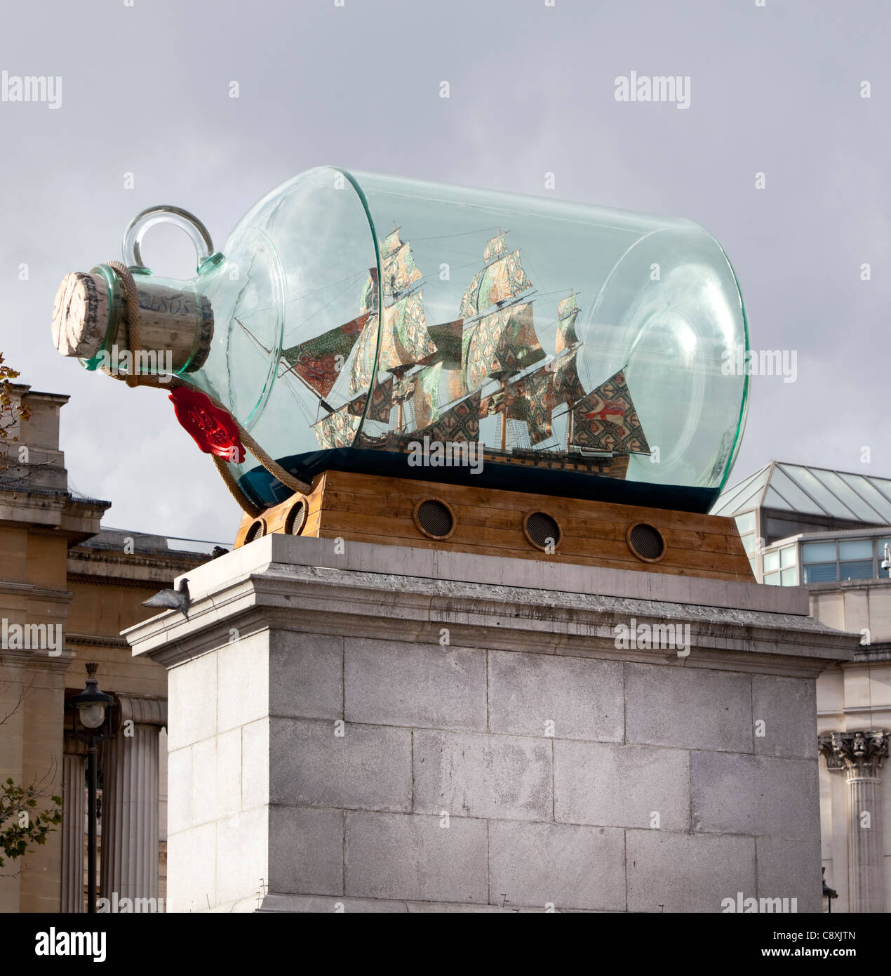 (Yinka Shonibare's) Nelson della nave in una bottiglia sul quarto zoccolo in Trafalgar Square a Londra, Inghilterra, Regno Unito, GB Foto Stock