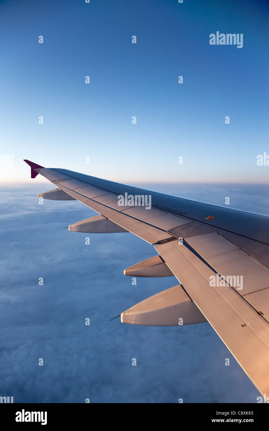 La vista dall'aereo presso le nuvole nel cielo. Foto Stock