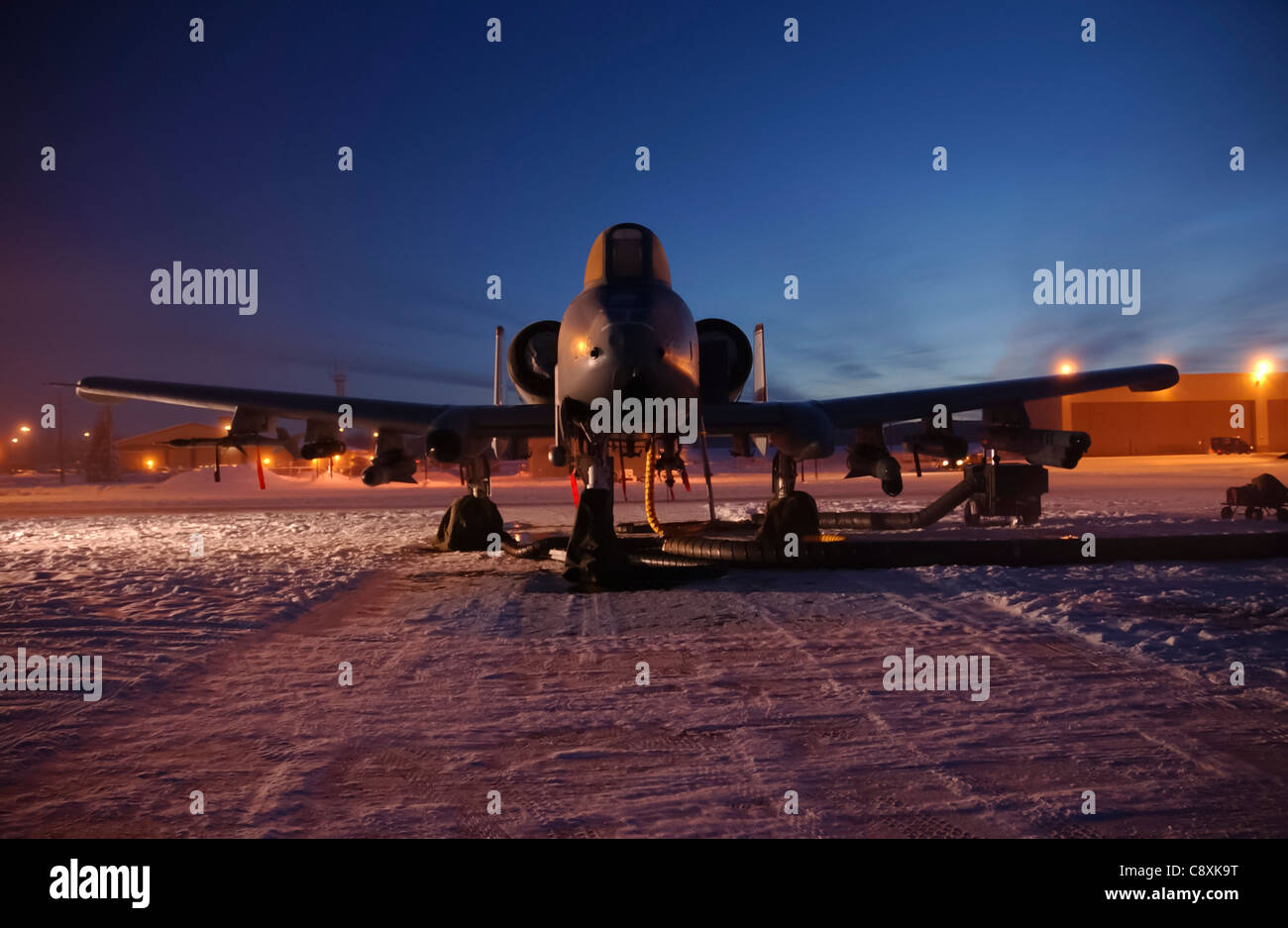 EIELSON AIR FORCE BASE, Alaska -- o/A-10 Thunderbolt 2 numero 238 appartenente al 355th Fighter Squadron, 354th Operations Group, 354th Fighter Wing, Eielson Air Force base, Alaska siede fuori della 'Hog Pen' prima di una missione di addestramento il 21 dicembre 2004. Le missioni principali del 355esimo Squadrone del combattimento includono il controllo degli attacchi aerei, il supporto aereo stretto, l'interdizione dei bersagli, la squadra di attacco aereo congiunto, la scorta di combattimento, la ricerca e il salvataggio dei combattimenti. Lo squadrone fornisce anche diversi battaglioni dell'esercito con ufficiali di collegamento aereo che schierano, addestrano e operano con la loro forza di terra assegnata. Foto Stock