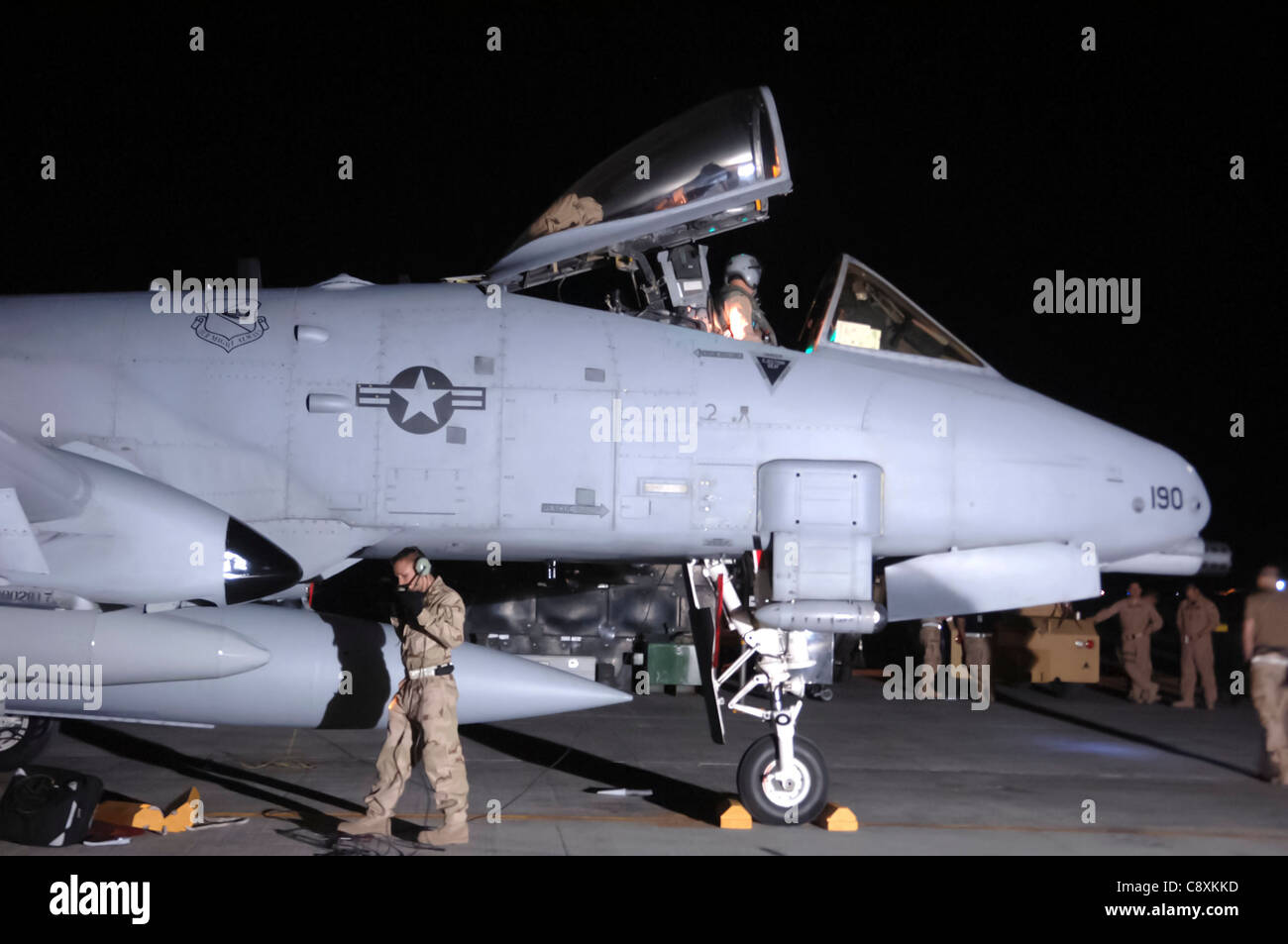I manutentori recuperano un A-10 Thunderbolt II mentre i membri dell'equipaggio attendono di salutare il pilota dopo l'arrivo alla base aerea di Bagram, Afghanistan, il 17 aprile. L'arrivo DI A-10s aggiunge un secondo squadrone di caccia alla 455a Ala Air Expeditionary. Foto Stock