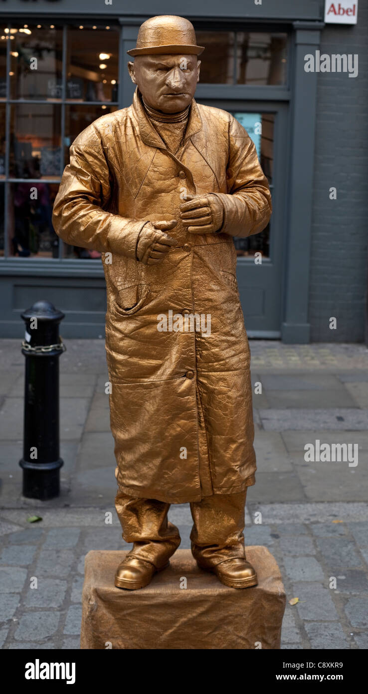 A piena lunghezza Ritratto di una viva statua dorata di Londra, Inghilterra, Regno Unito, GB Foto Stock