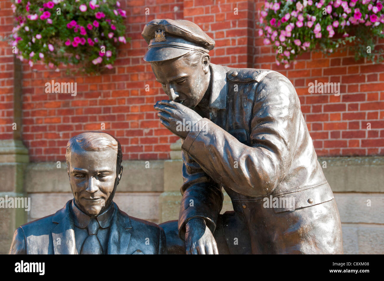 Jack Giudice accompagnato da un soldato della prima guerra mondiale, una scultura in Lord Pendry Square, Stalybridge, Tameside, Greater Manchester, Inghilterra, Regno Unito. Artista sconosciuto. Foto Stock