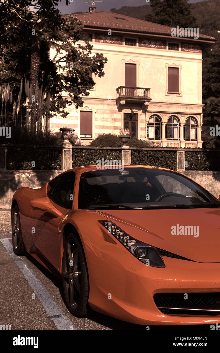 Una vettura sportiva nella parte anteriore di una Villa italiana Foto Stock