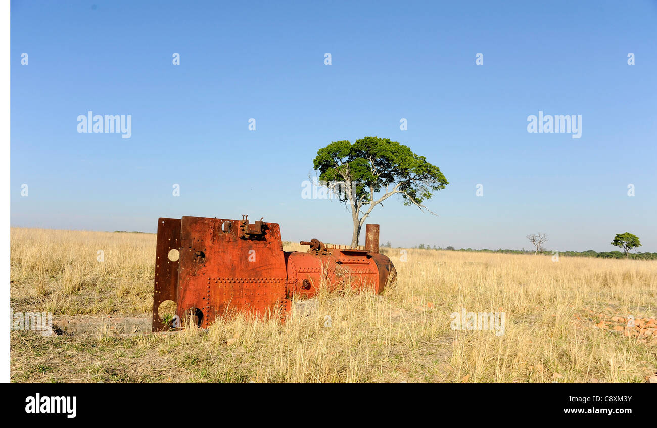 Abbandonato il motore utilizzato per essiccare le foglie di tabacco. Imire, Zimbabwe. Foto Stock