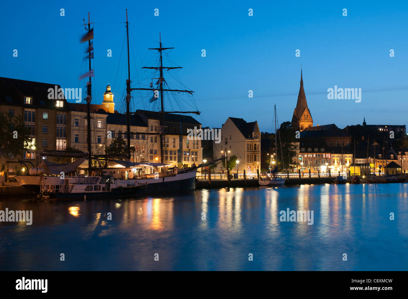 Flensburg di notte, fiordo di Flensburg, Mar Baltico, Schleswig-Holstein, Germania, Europa Foto Stock