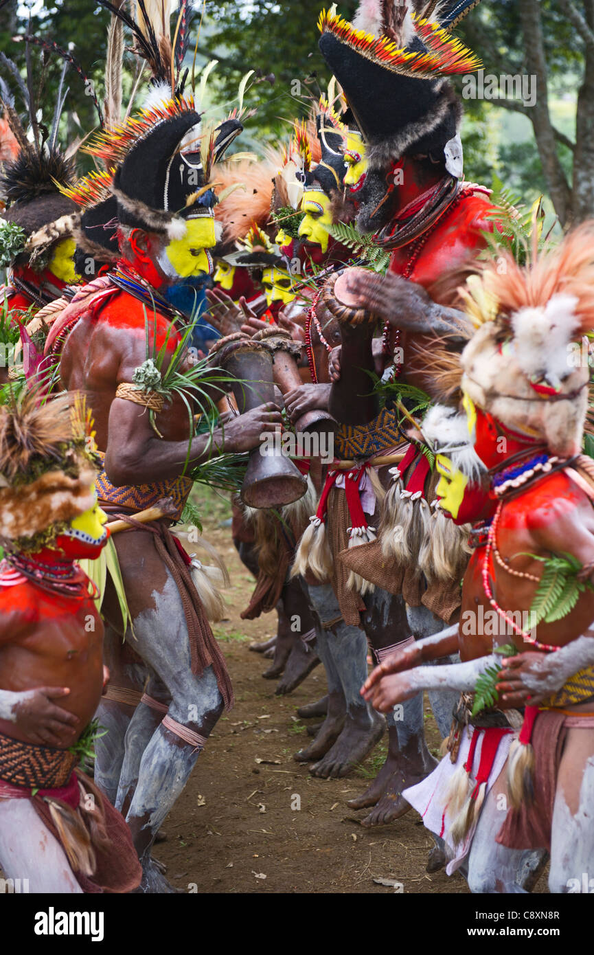 Huli Wigmen a Paiya Visualizza Sing-sing nelle Highlands di Papua Nuova Guinea Foto Stock