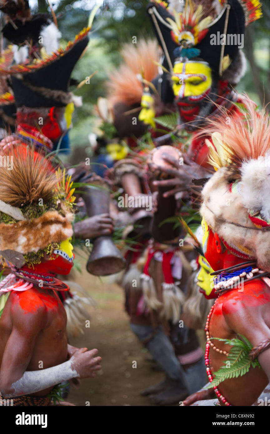 Huli Wigmen a Paiya Visualizza Sing-sing nelle Highlands di Papua Nuova Guinea Foto Stock