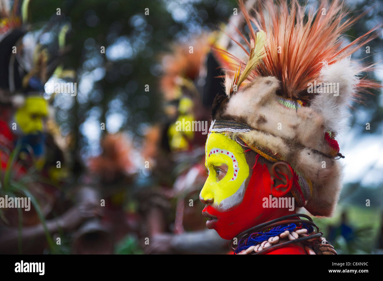 Huli Wigmen dreseed nel cerimoniale abiti di testa di uccello del paradiso piume e facce dipinte per cantare-sing Tari Valley Southern Foto Stock