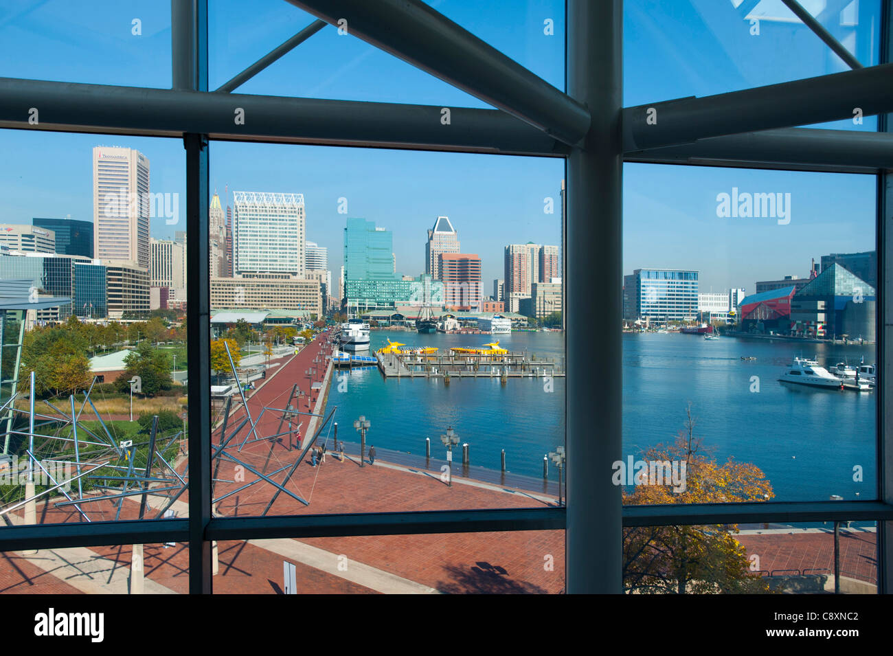 Stati Uniti Maryland Baltimore Inner Harbor Chesapeake Bay MD guardando fuori dalla finestra del Maryland Science Center per lo skyline della città Foto Stock