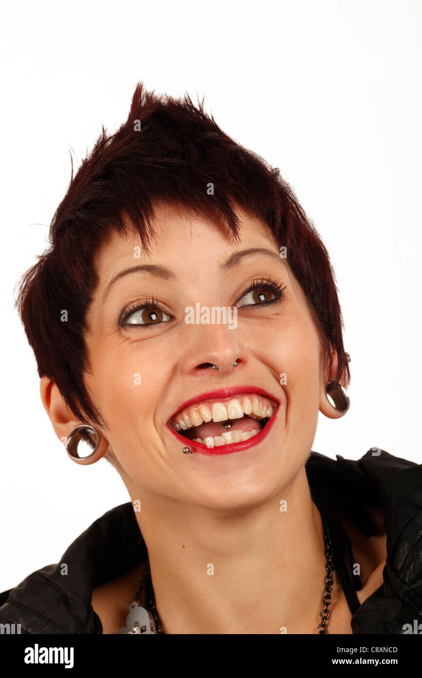 Giovane donna con il piercing al viso tappo auricolare squilla e breve tagliate i capelli acuminati Foto Stock