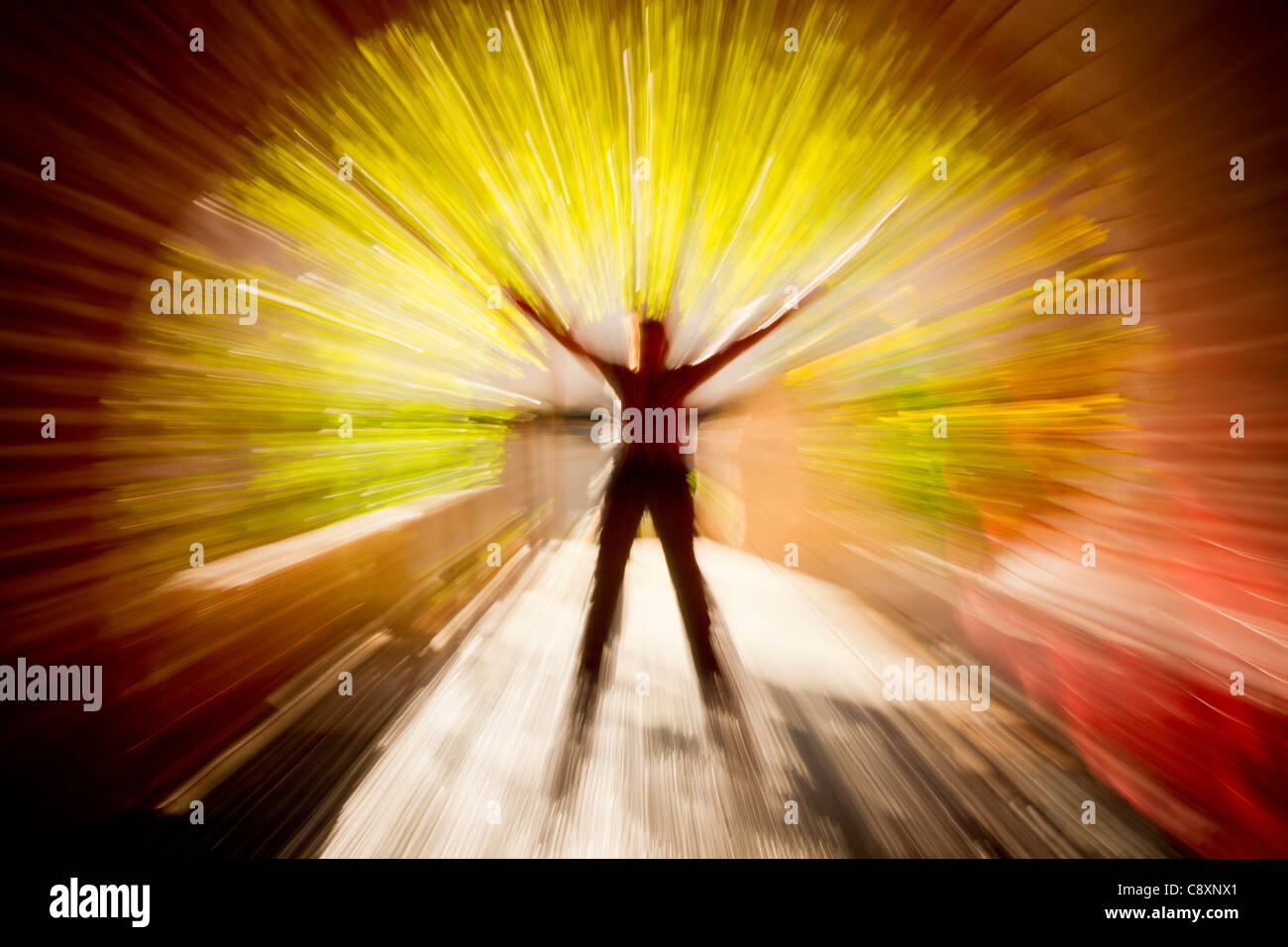 Figura astratta in tunnel con bracci sollevati Foto Stock