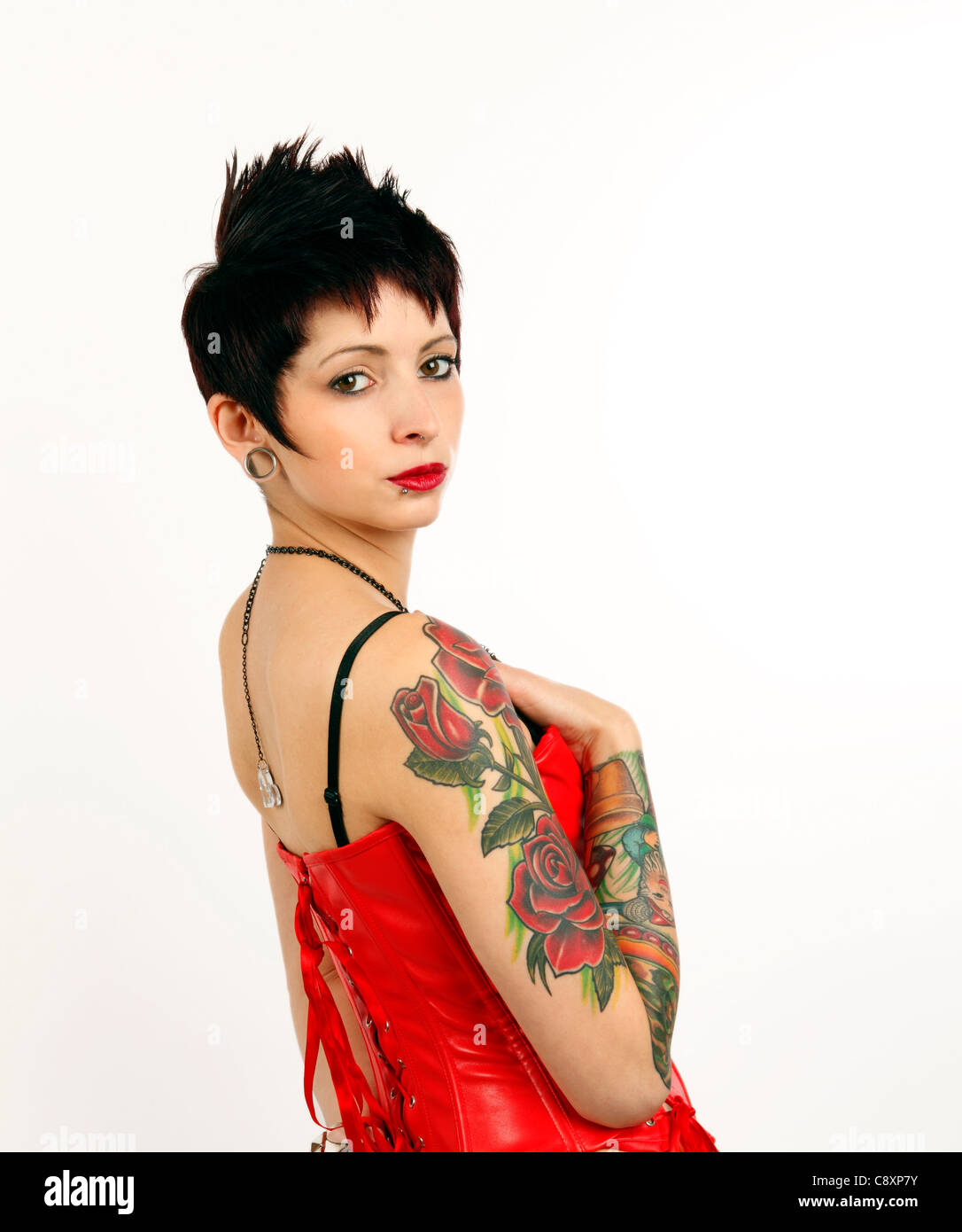 Giovane donna con tatuaggi sul suo braccio, cultura giovanile, body art Foto Stock