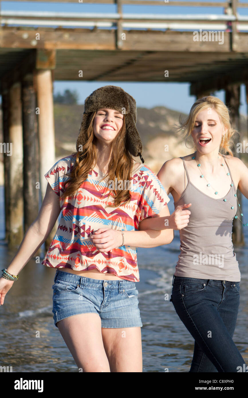 Due giovani ragazze per godersi la spiaggia. Foto Stock