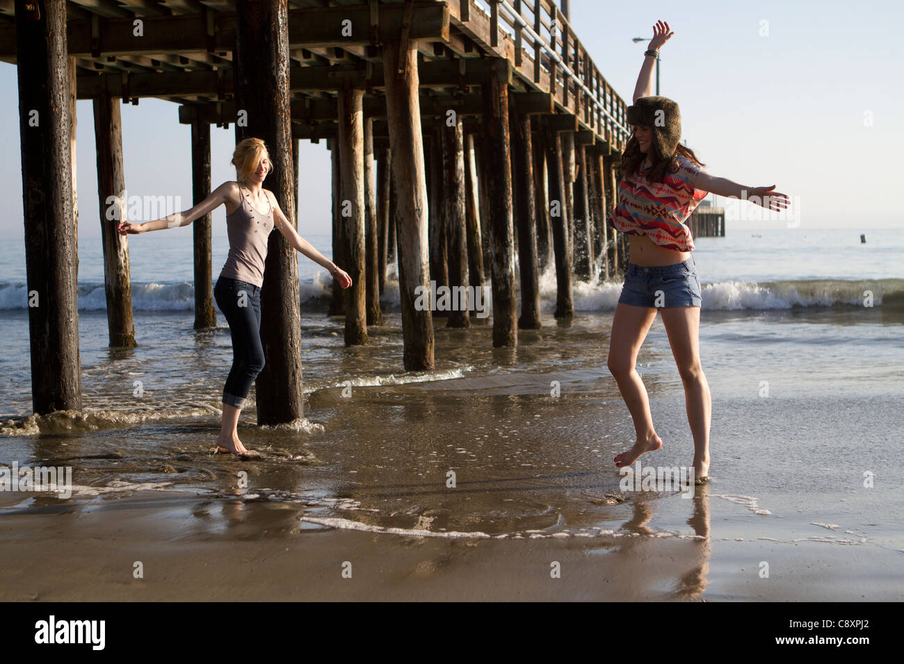 Due ragazze giocando sulla spiaggia. Foto Stock
