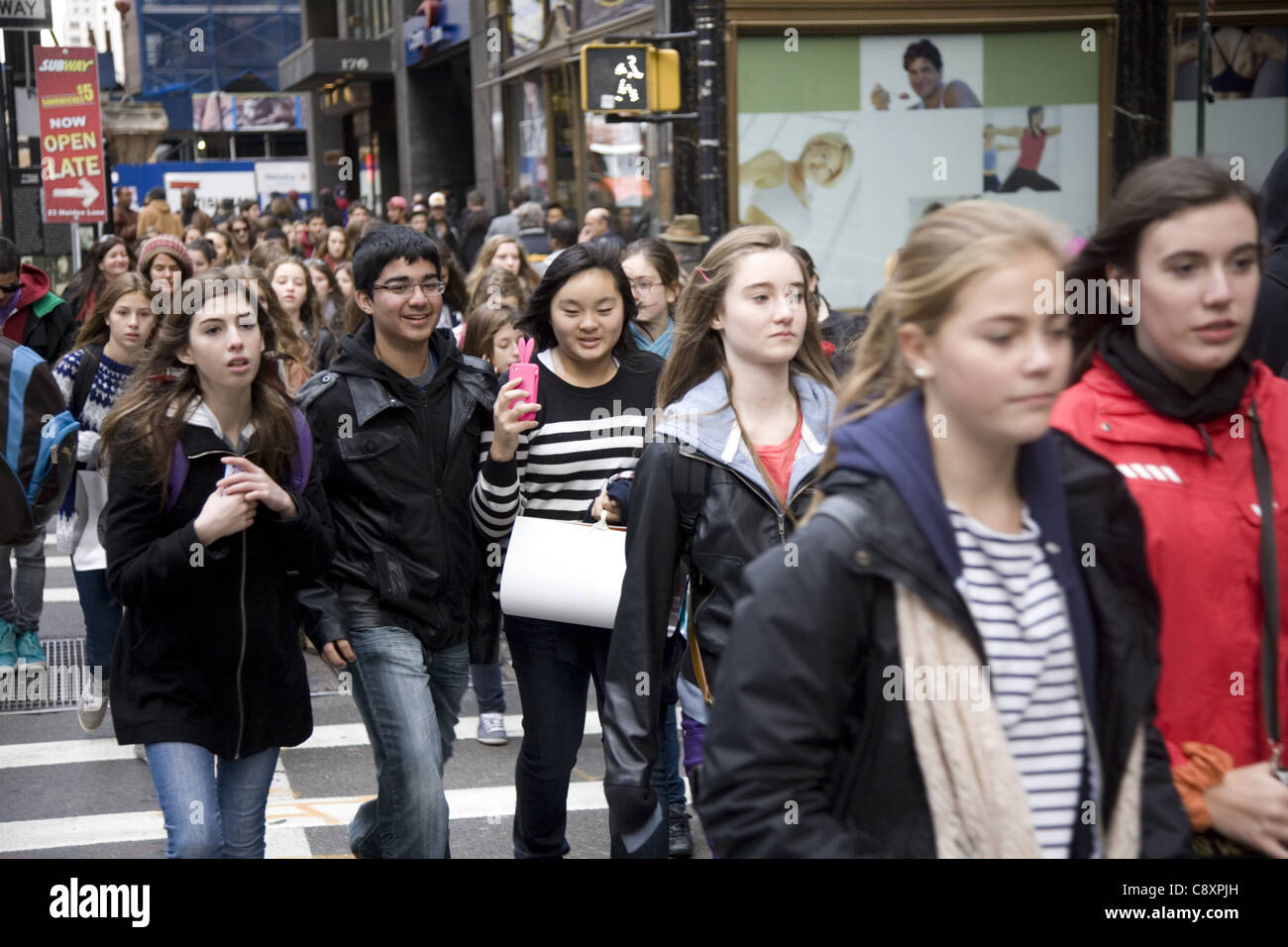 Classe di studenti di adolescenti in un viaggio nel centro cittadino di New York City su Broadway. Foto Stock