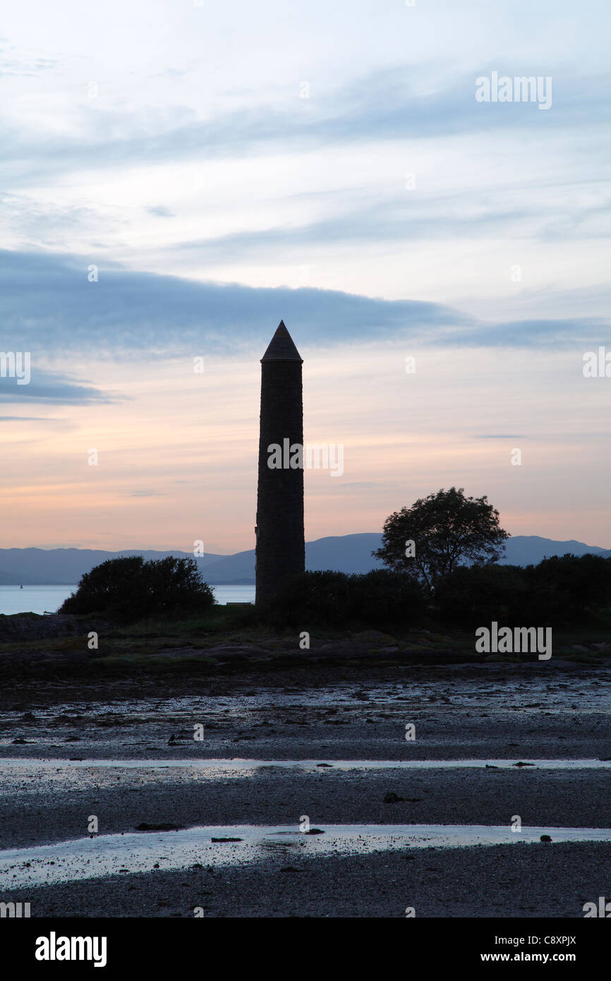 Il tramonto del monumento a matita nella cittadina balneare di Largs sul Firth of Clyde, Ayrshire, in Scozia, Regno Unito Foto Stock