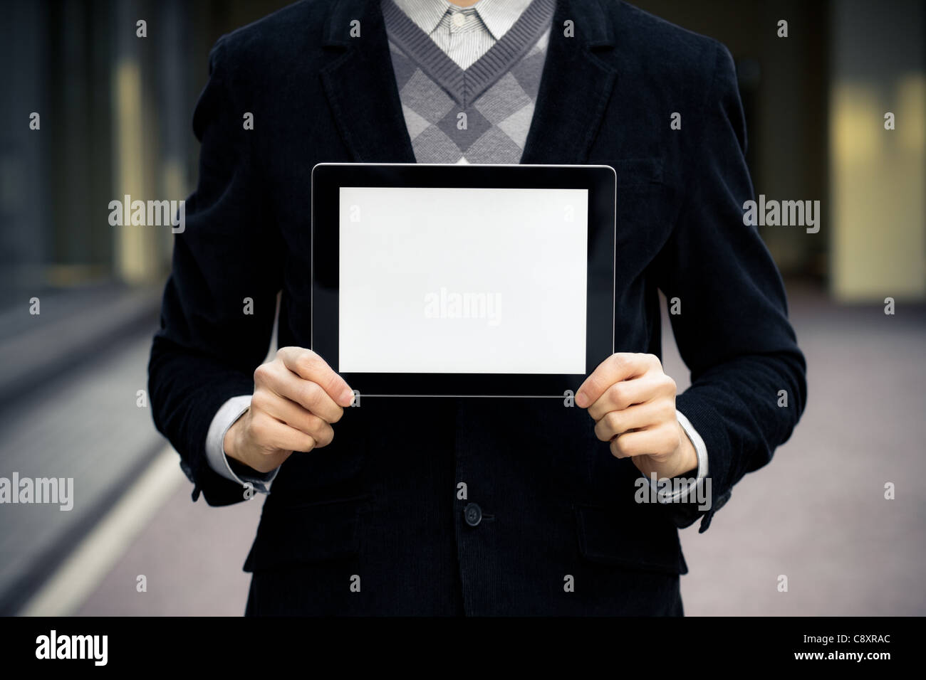 Imprenditore azienda e mostra digital tablet pc con schermo vuoto. Foto Stock