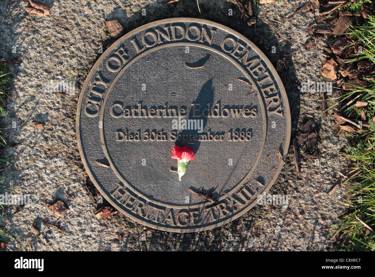 Marcatore di Memorial a Catherine Eddowes, un Jack lo Squartatore vittima, nella città di Londra cimitero, Londra, Regno Unito. Foto Stock