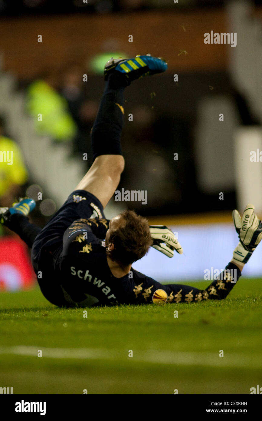 03.11.2011, Londra, Inghilterra. Fulham il portiere Australiano Mark Schwarzer fissa sul pavimento dopo ammettendo un obiettivo durante la UEFA Europa League gruppo partita di calcio tra Fulham v Wisla Cracovia dalla Polonia, suonato a Craven Cottage. Credito: ActionPlus Foto Stock